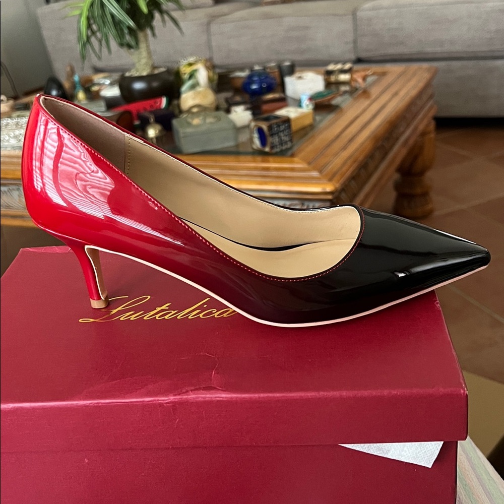 ❤️ Elegant Red and Black Patent Leather Pumps. - Picture 10 of 12